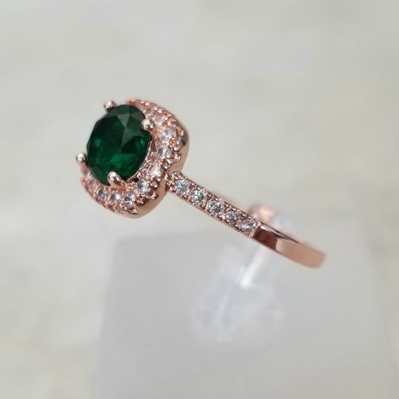 18k Emerald Ring - Picture 3 of 8
